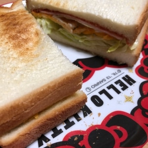 ハムチーズレタス＆たまごサラダのサンドイッチ